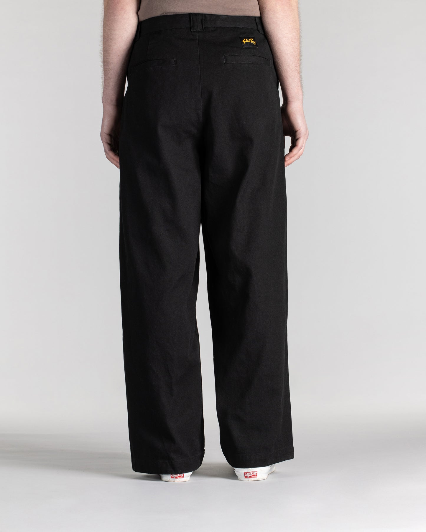 Un pantalon (noir délavé)