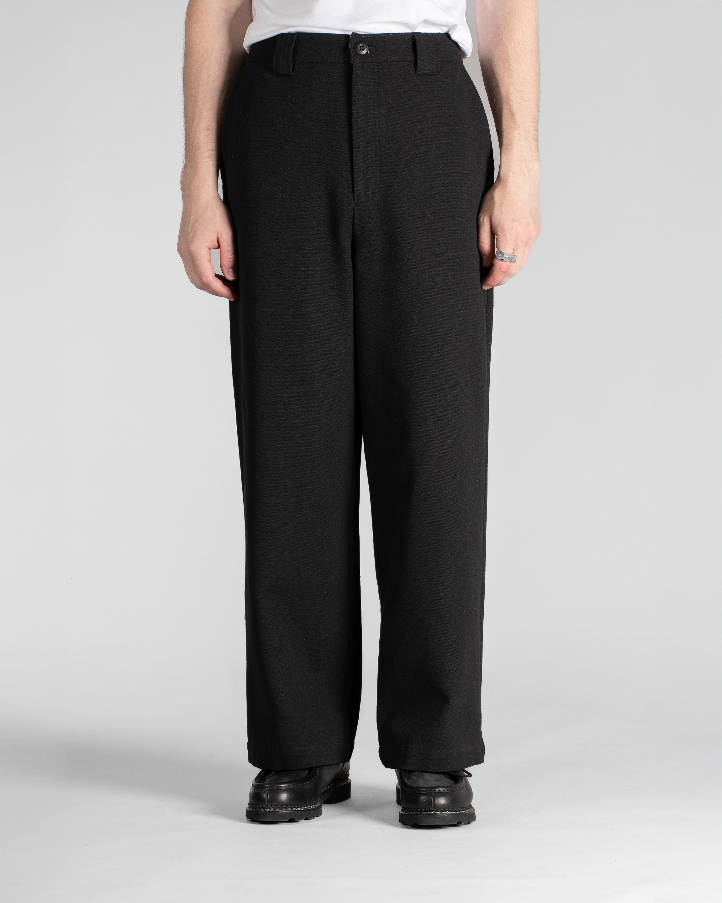 Eine Hose (schwarzes Segeltuch)