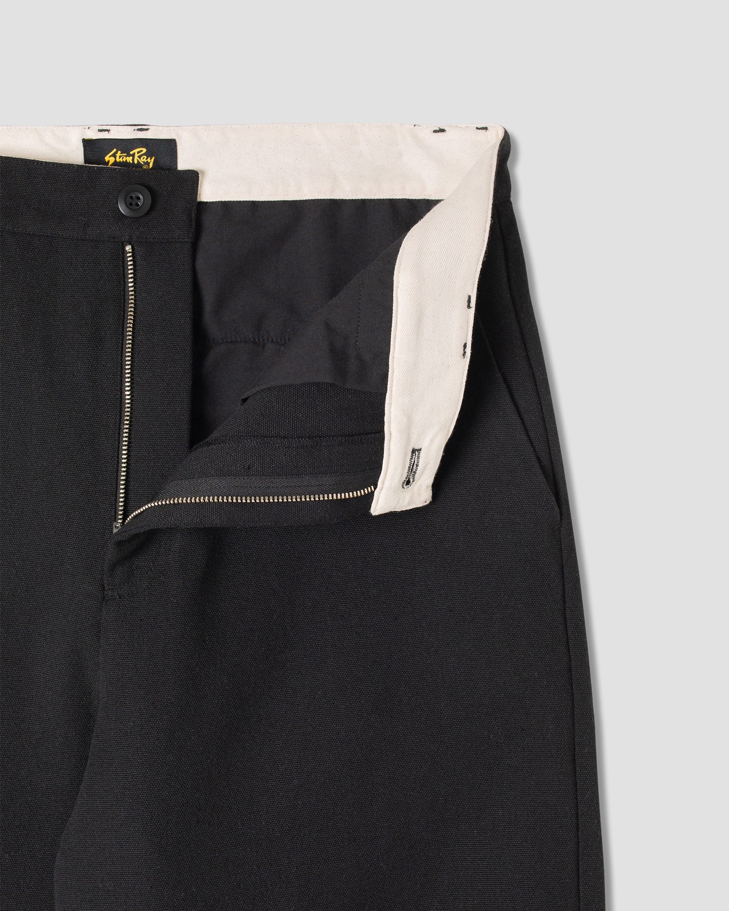 Eine Hose (schwarzes Segeltuch)
