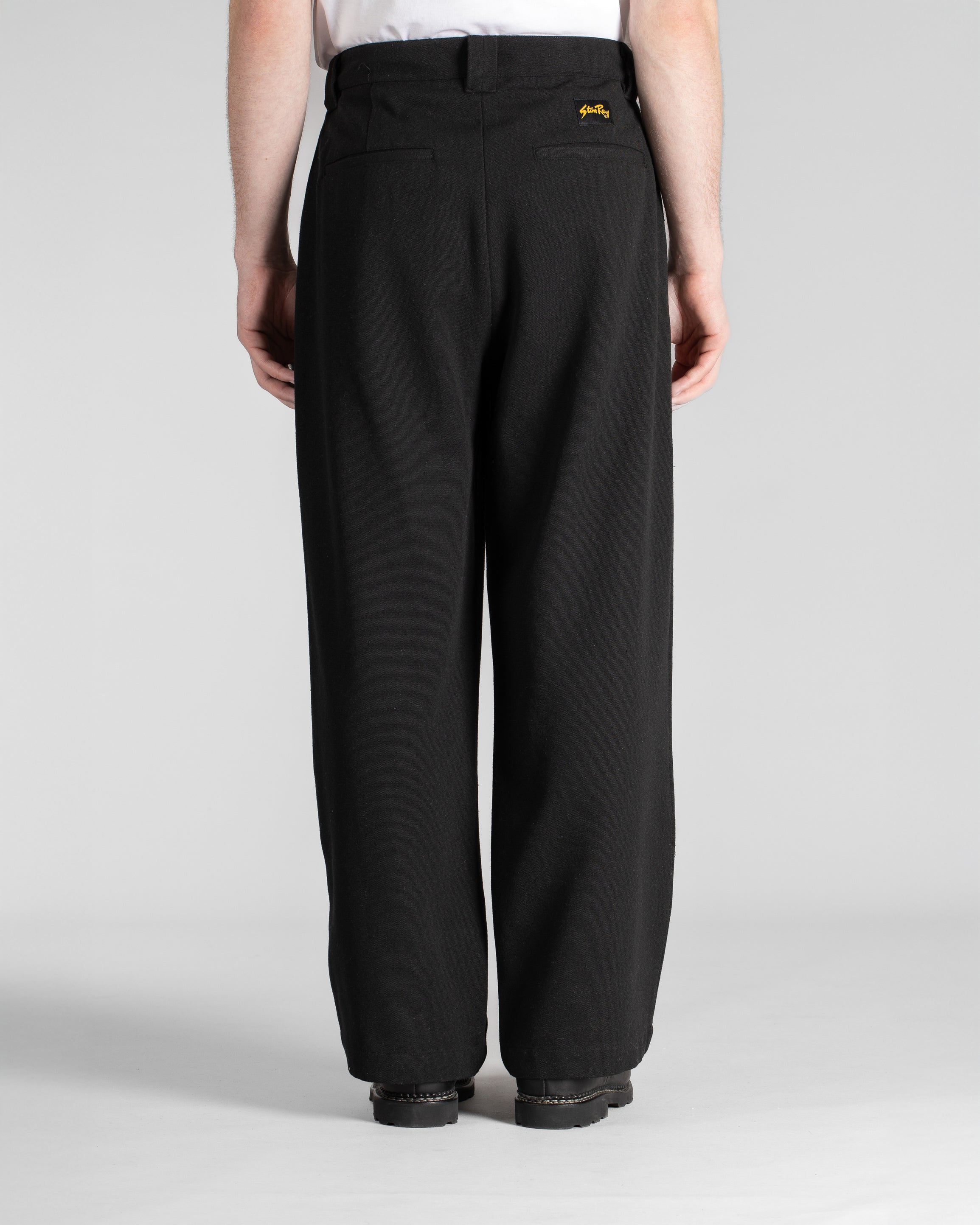 Eine Hose (schwarzes Segeltuch)