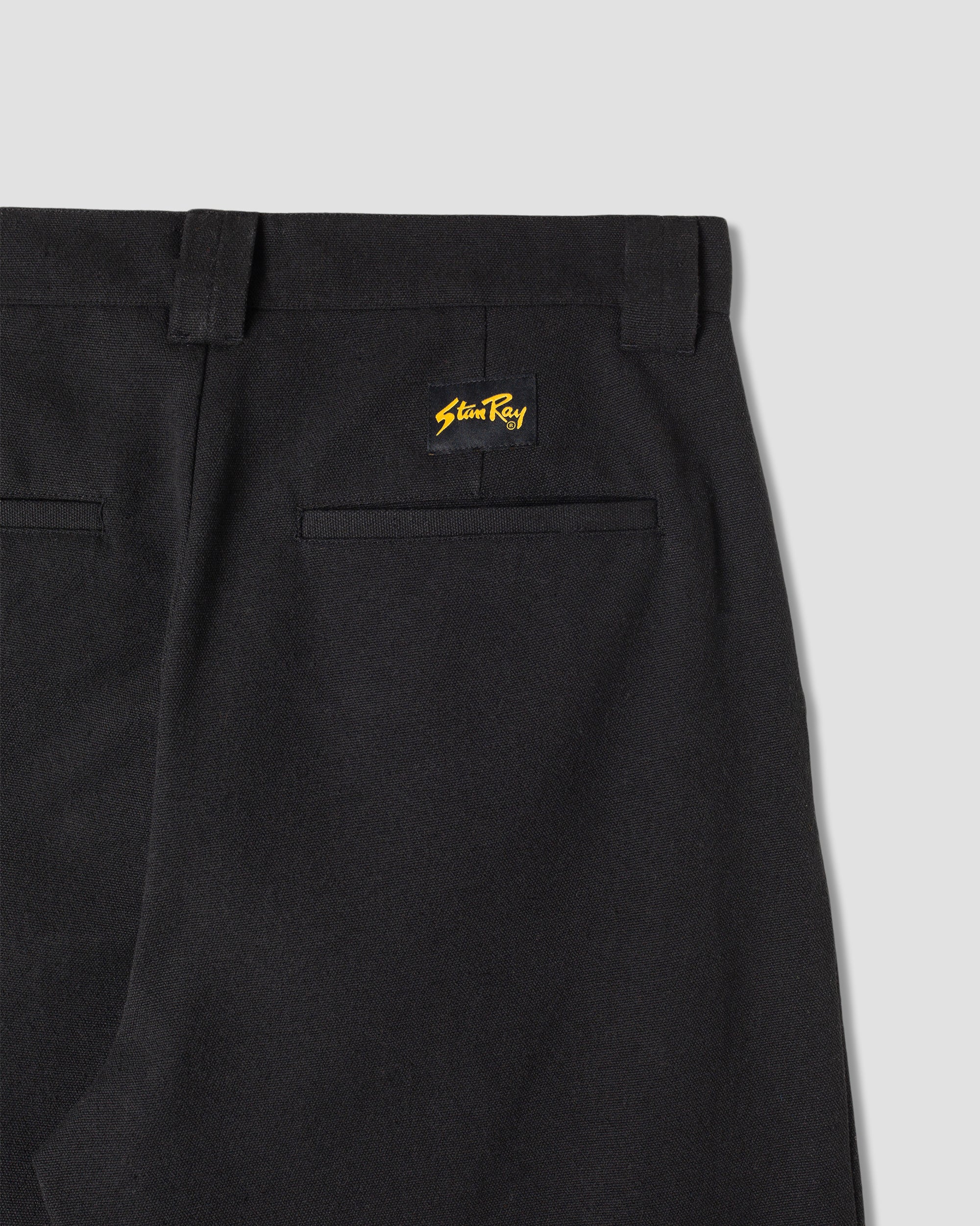 Eine Hose (schwarzes Segeltuch)
