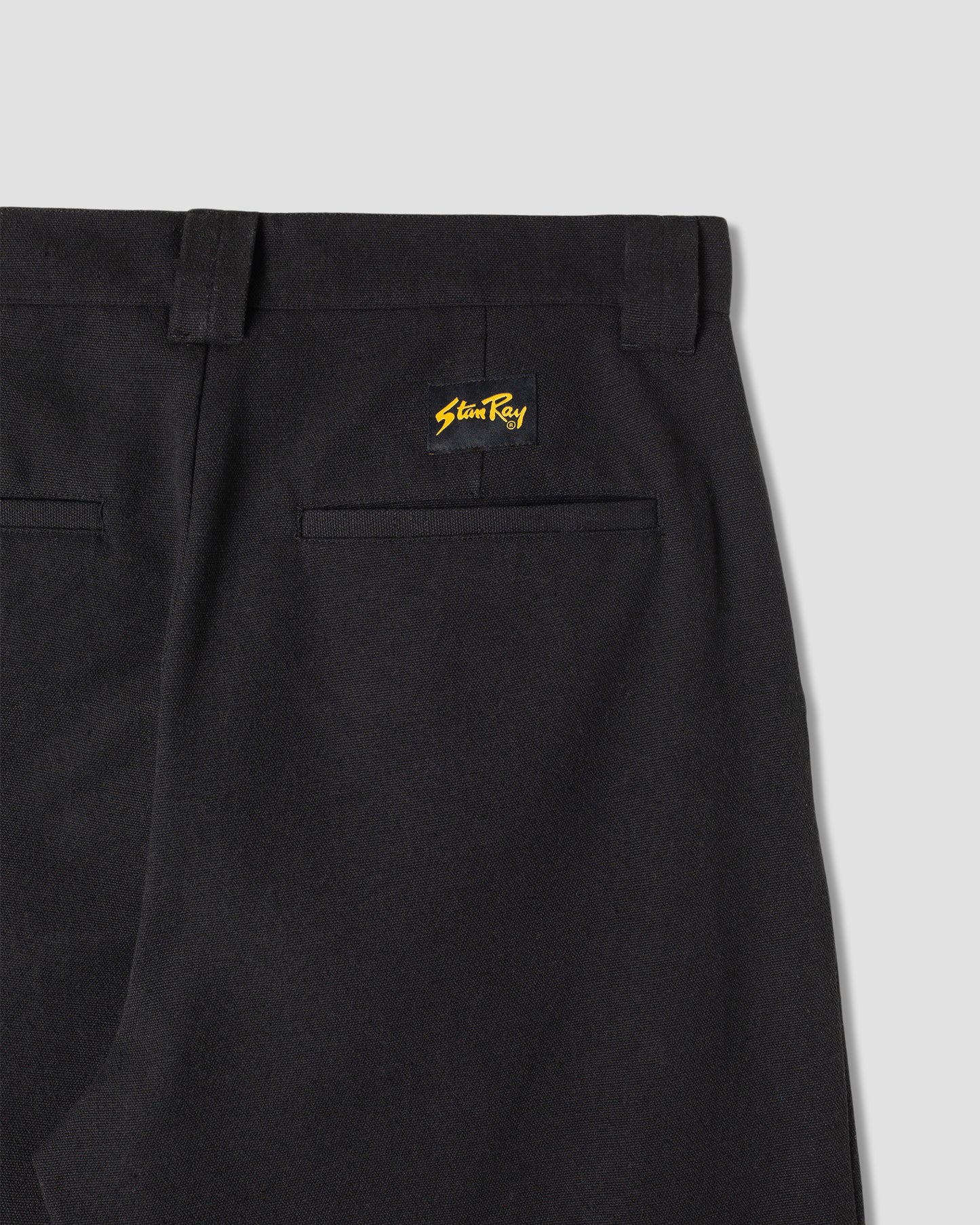 Eine Hose (schwarzes Segeltuch)