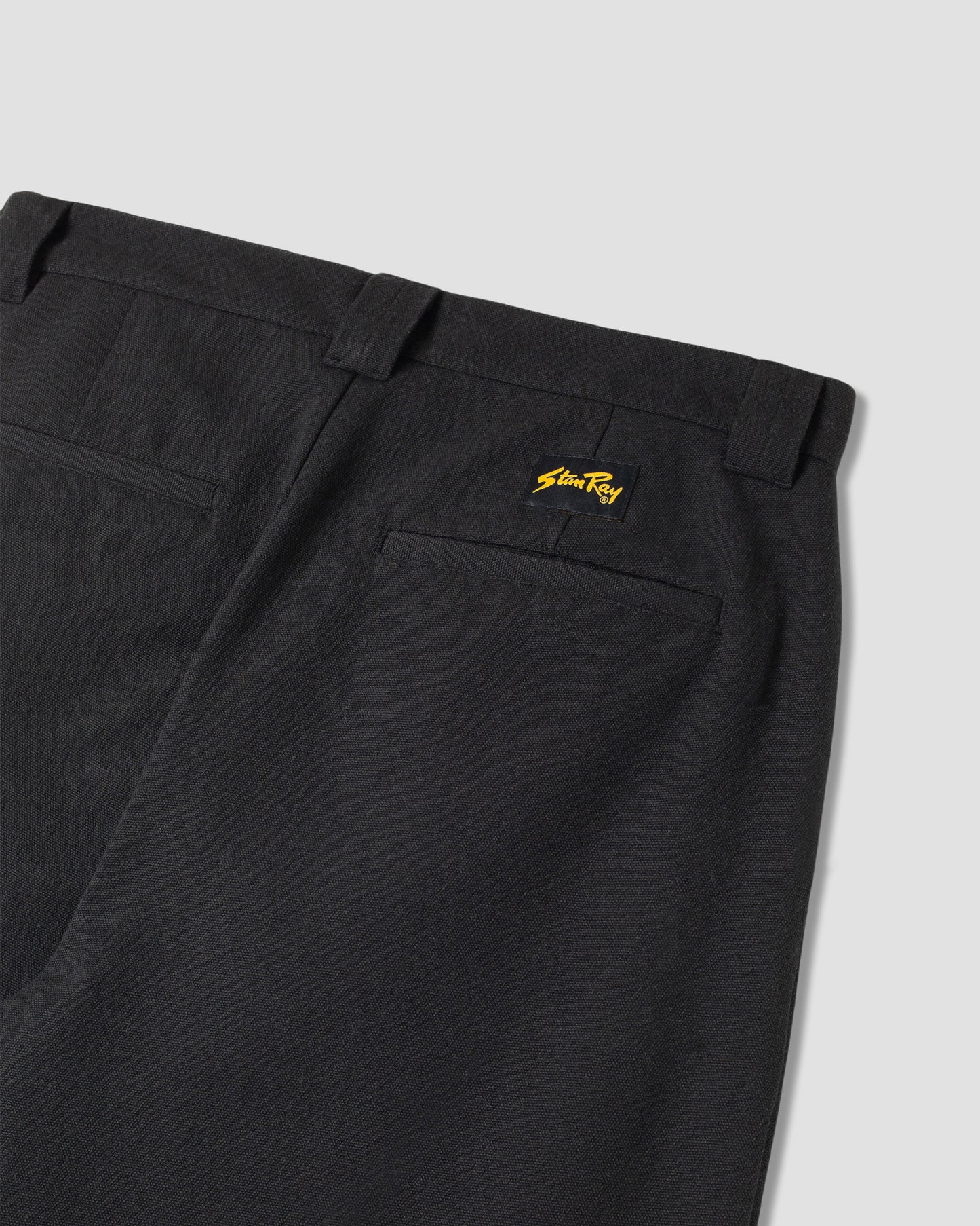 Eine Hose (schwarzes Segeltuch)