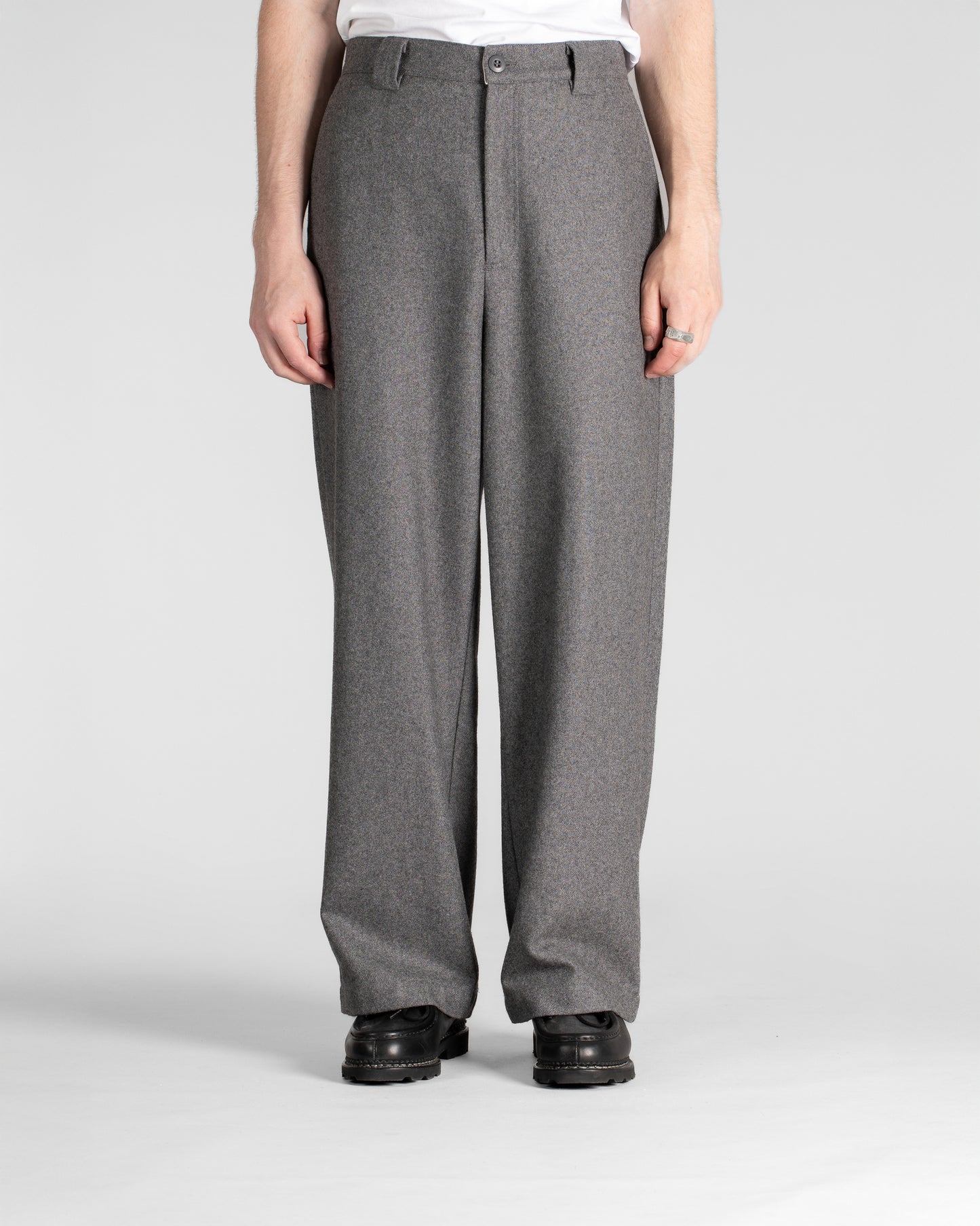 Eine Hose (dunkelgraue Wolle)