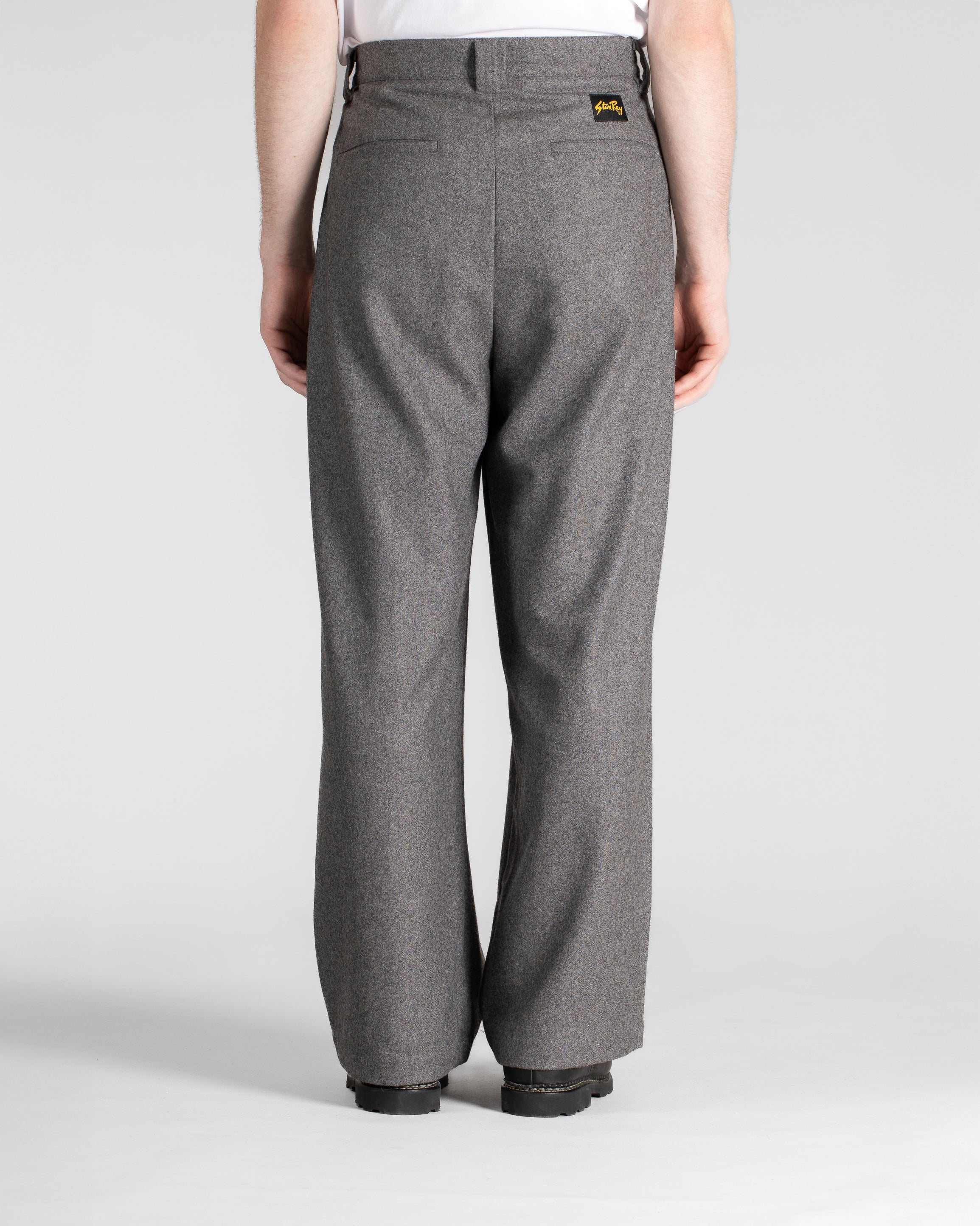 Eine Hose (dunkelgraue Wolle)